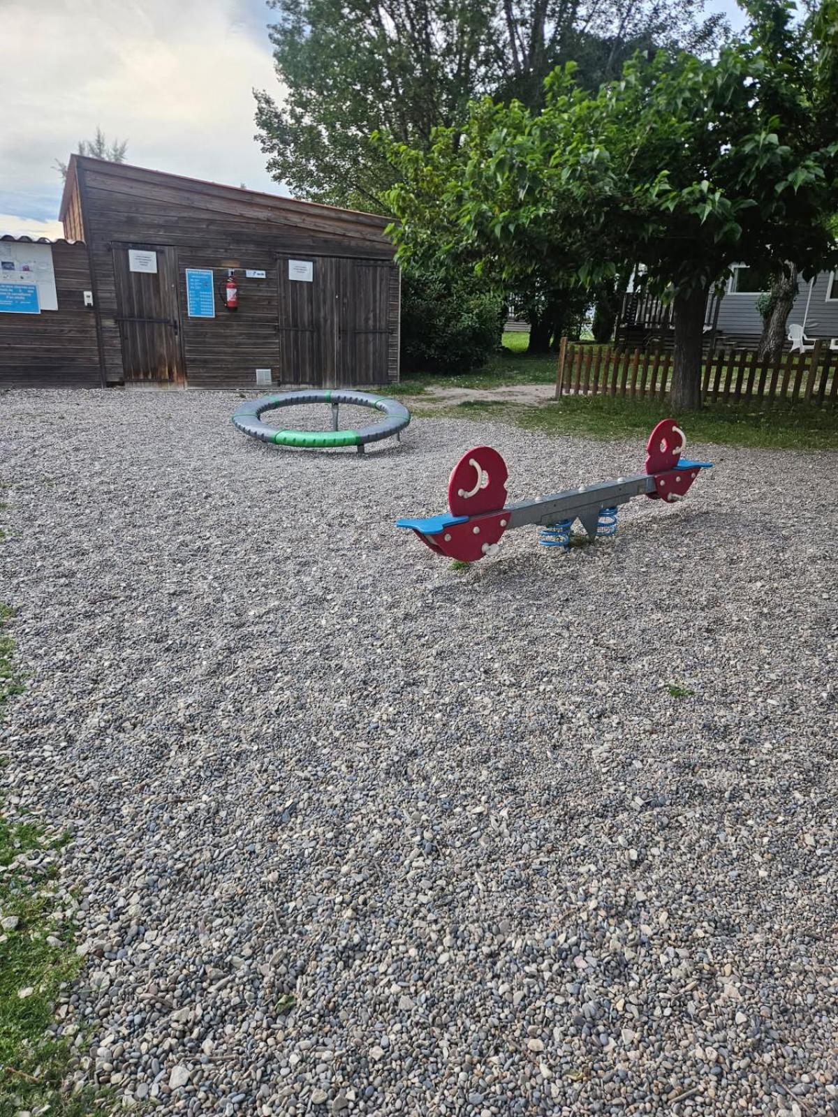 Mobil-Home 6 Personnes Chez Maylia Cadenet Exterior foto